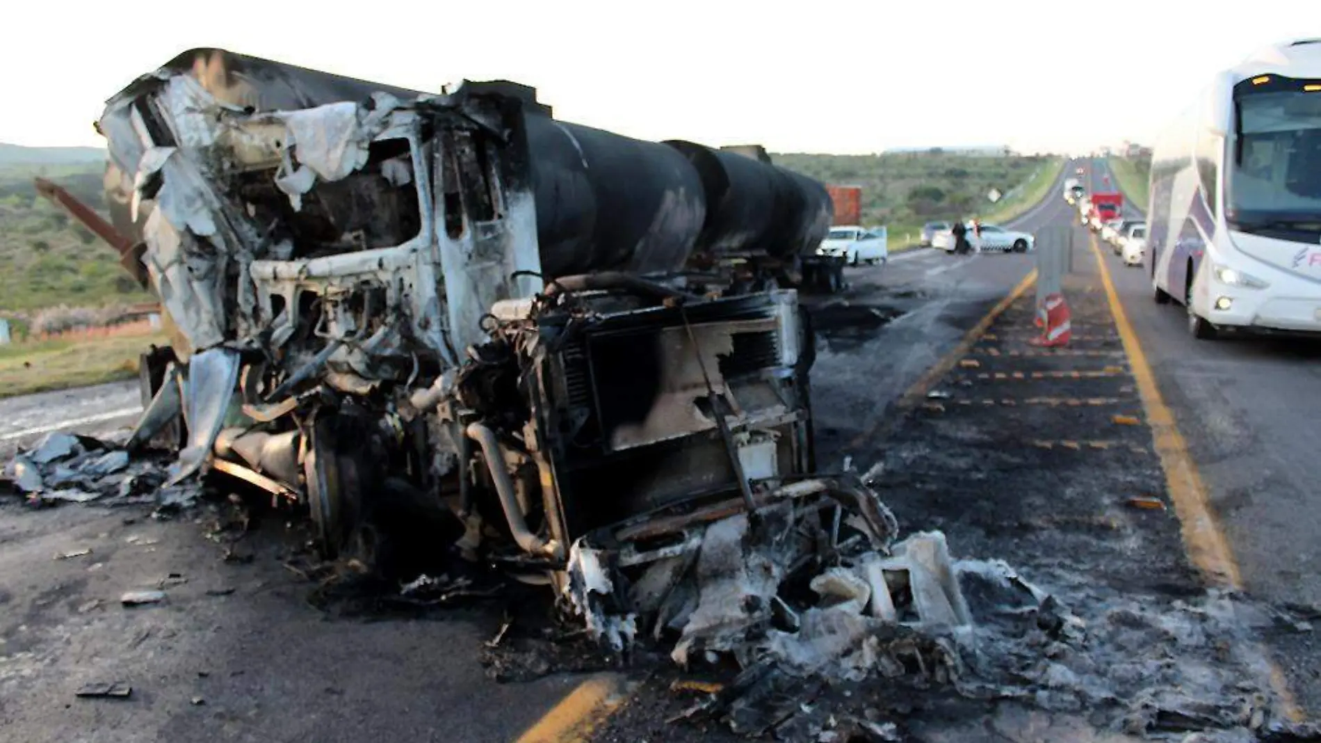 Tractocamión incendiado en la carretera 45 límites Aguascalientes Jalisco